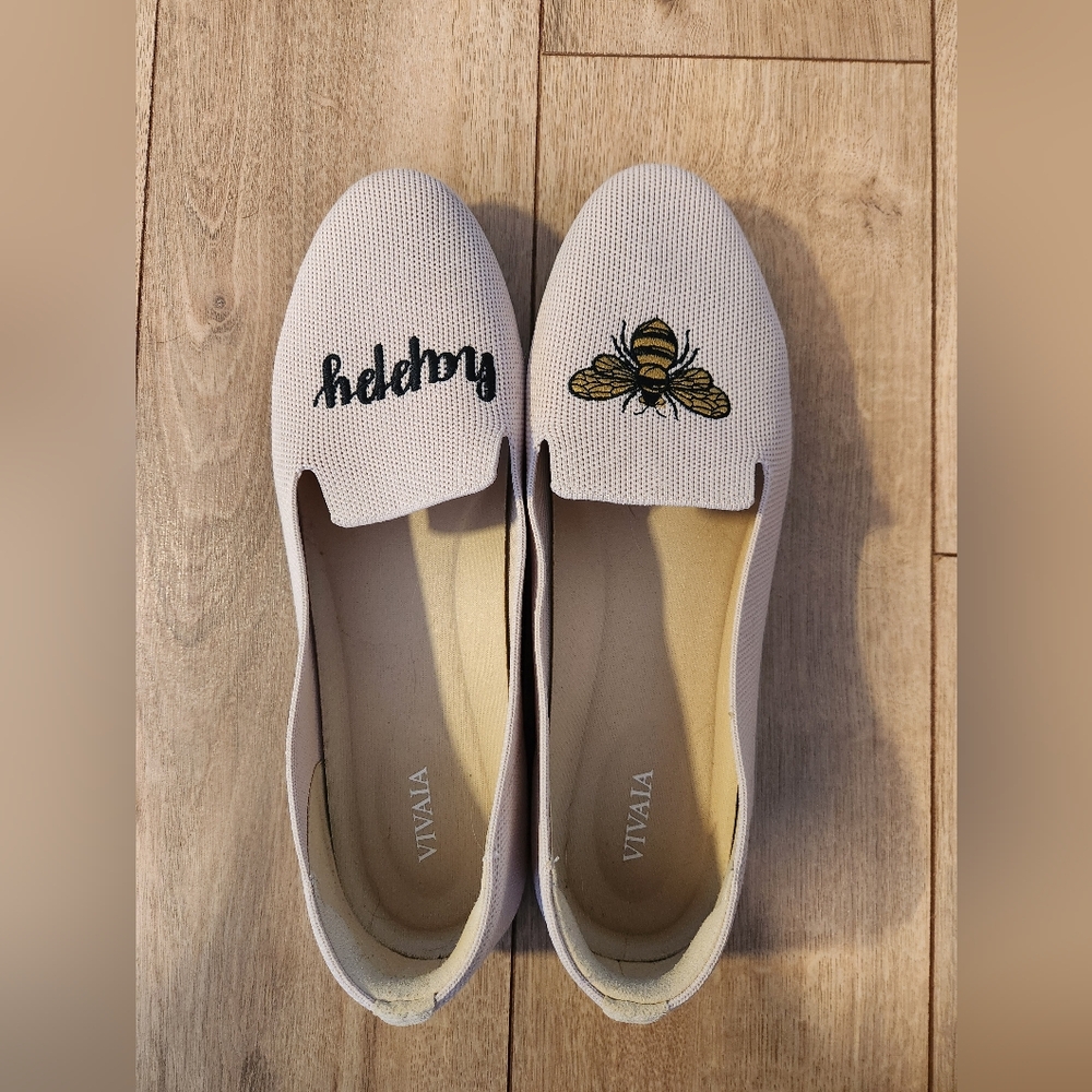 Vivaia Audrey Round Toe Beige Embroidered Bee Happy  Loafers Size 42 /10.5